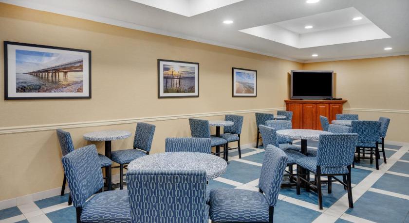 Holiday Inn Express Pocomoke City Hotel