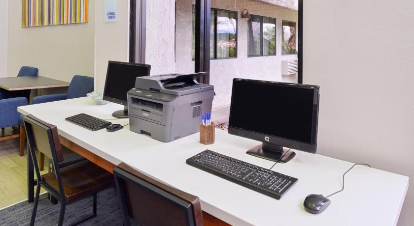 Holiday Inn Express Palm Desert photo