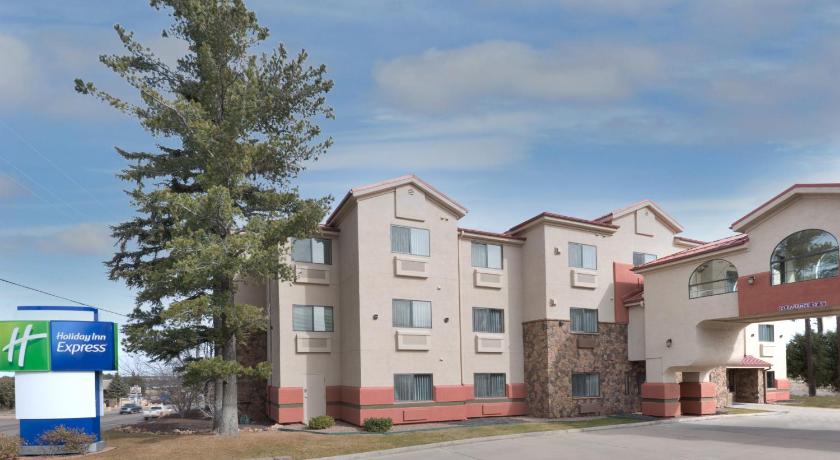 Holiday Inn Express Show Low photo