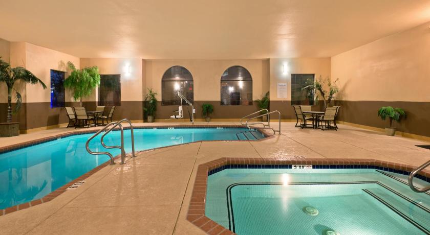 Holiday Inn Express Show Low photo
