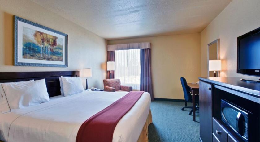 Holiday Inn Express Dryden