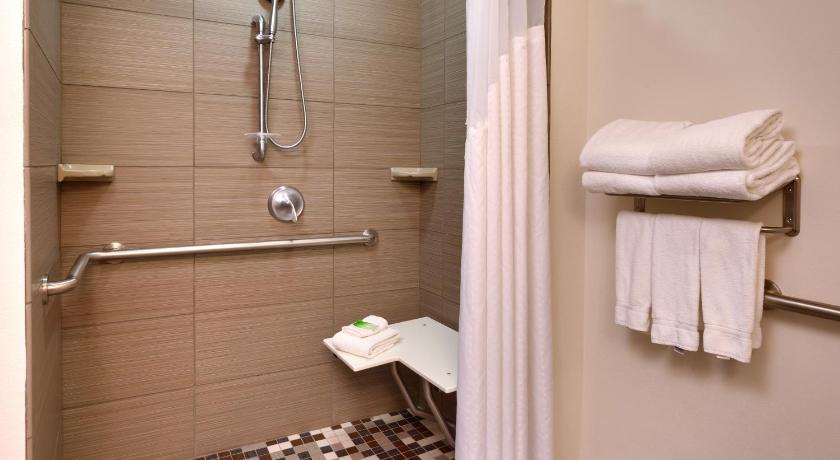 Holiday Inn Express & Suites Overland Park