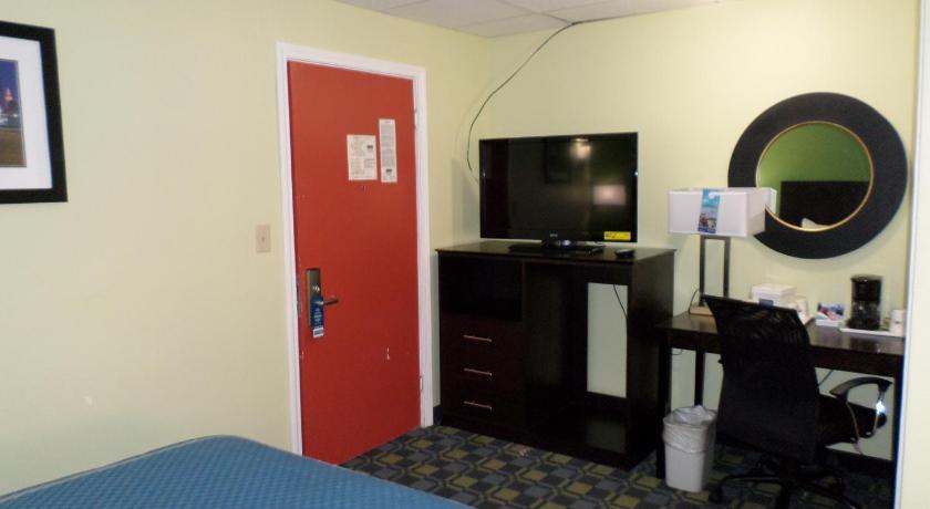 Travelodge by Wyndham Cleveland Lakewood