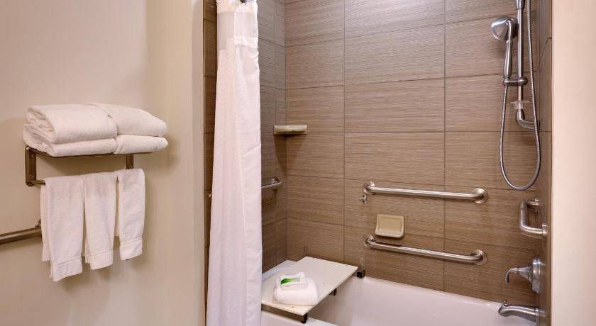 Holiday Inn Express & Suites Overland Park