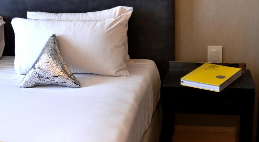 Image of Suite with King Bed and Street View - Non Smoking 8