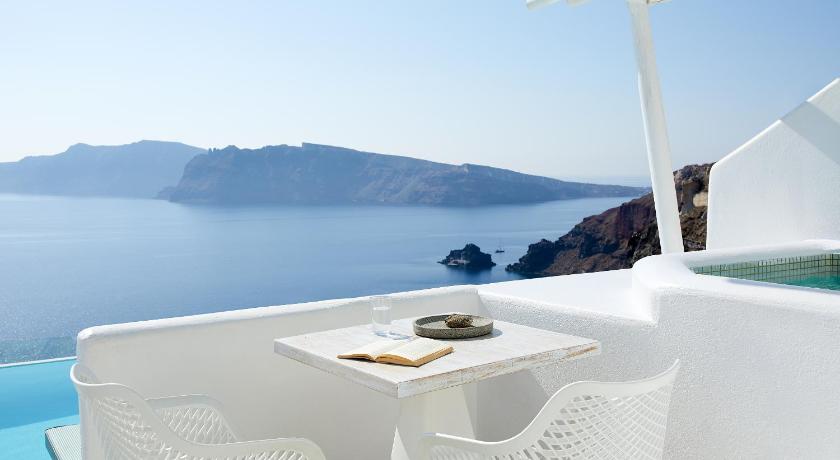 Image of Honeymoon Suite with outdoor hot tub and Caldera View 1
