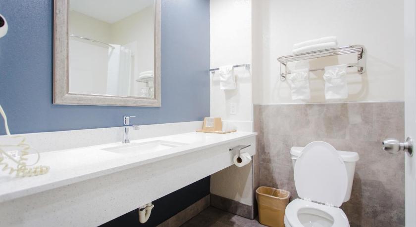 Scottish Inn & Suites Willowbrook photo