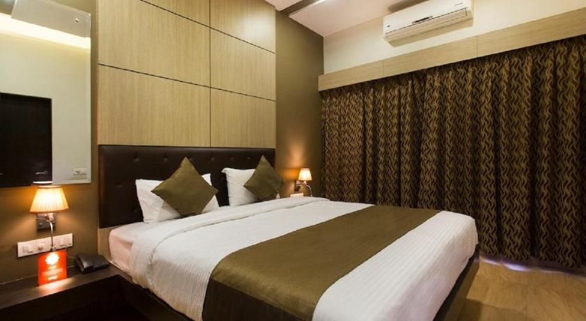 Image of Double Room with Balcony (2 Adults + 1 Child) 1