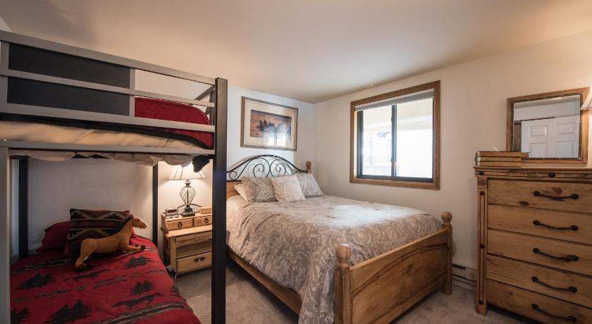 2 Br Unit With Gorgeous Remodeled Kitchen Condo photo