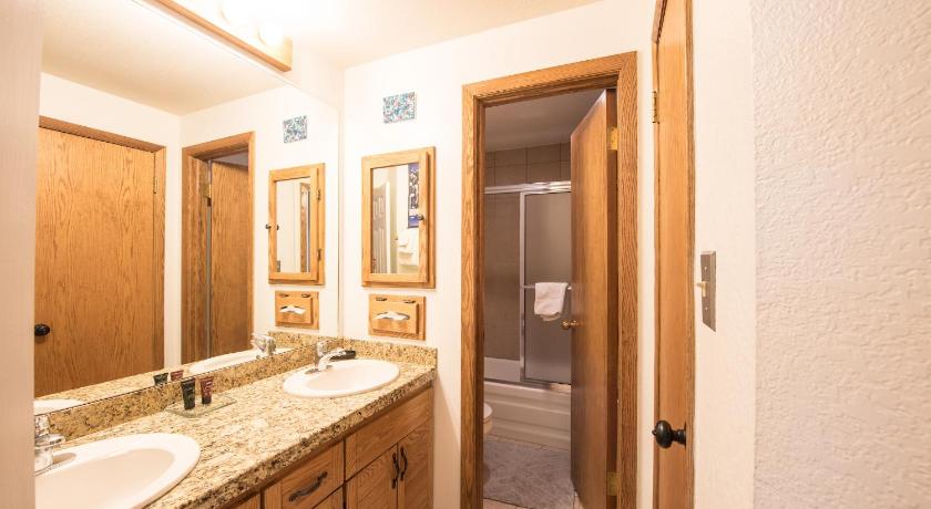 2 Br Unit With Gorgeous Remodeled Kitchen Condo photo