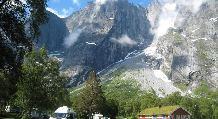 Trollveggen Camping — Hotel in Andalsnes