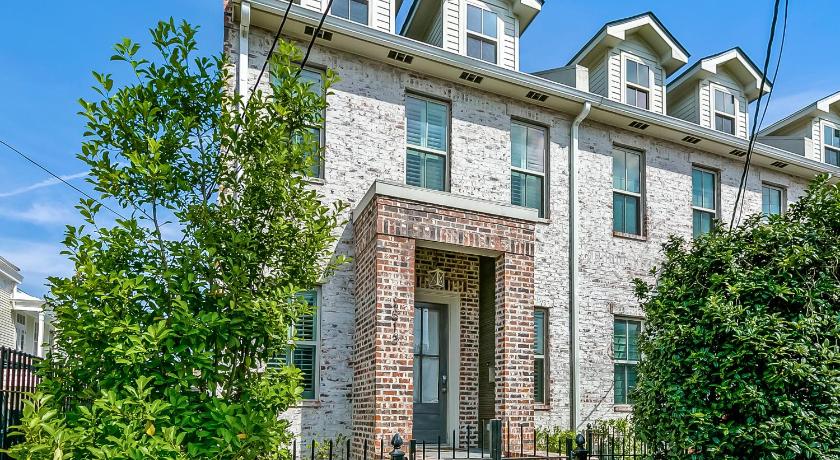 Modern, Spacious Townhouse with Luxury Amenities photo