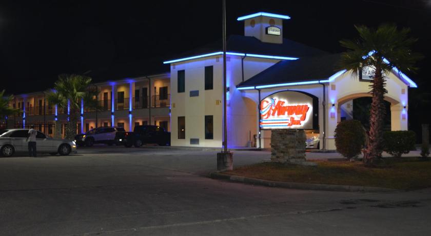 a large building with a neon sign on the side of the building, Airway Inn in Houston (TX)