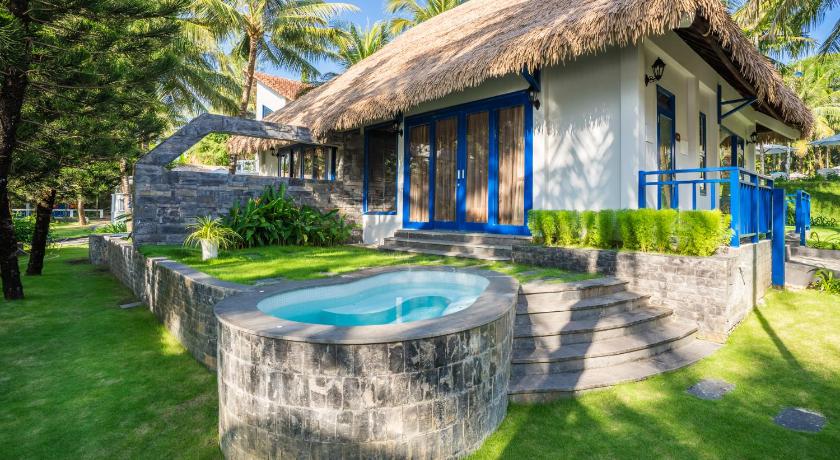 Image of Bungalow with Jacuzzi 3