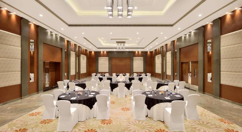 บริการและสิ่งอำนวยความสะดวก เรดิสซัน บลู พูน หินจาวดี