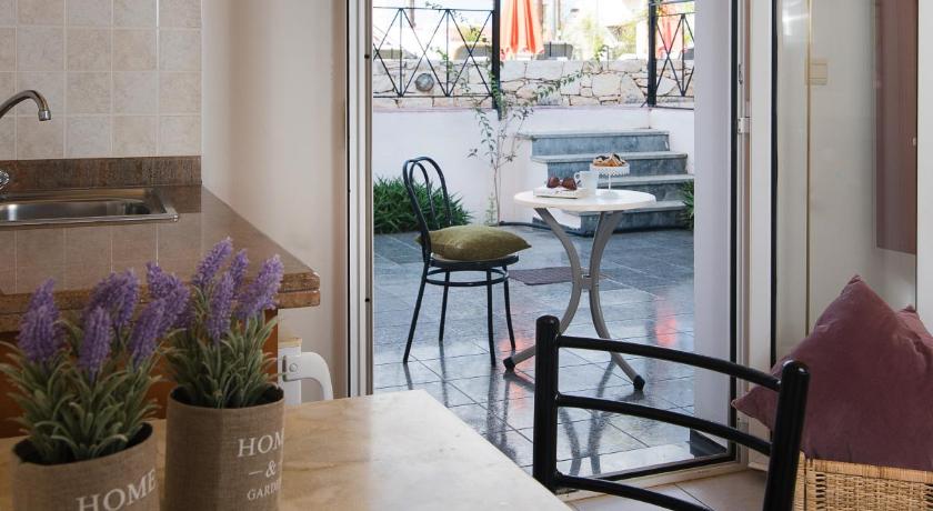 Image of Standard Triple Studio with Garden View 8
