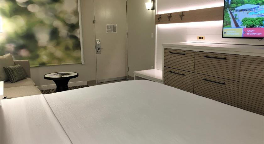 Image of 1 King Bed, Mobility Accessible Room, Roll-In Shower, Non-Smoking 4