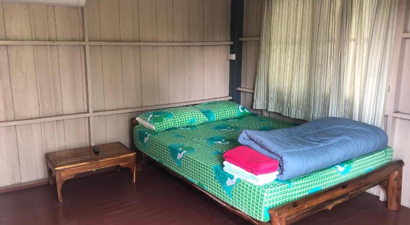 a bed room with two beds and a desk, SunSam Farm in Chanthaburi