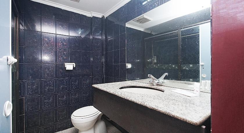 a bathroom with a toilet, sink, and bathtub, OYO 2079 Jambi Raya Hotel in Jambi