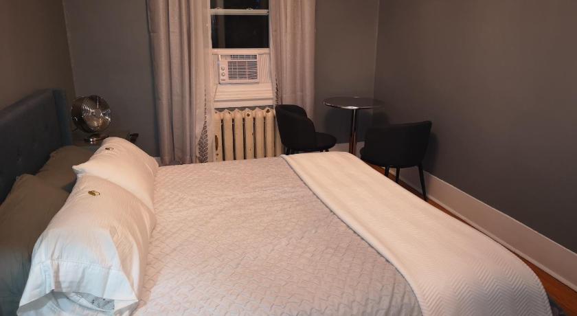 Room with King Bed in Shared 3 Bedroom Downtown photo
