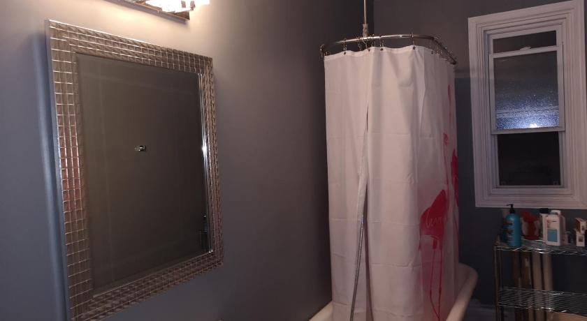 Room with King Bed in Shared 3 Bedroom Downtown photo