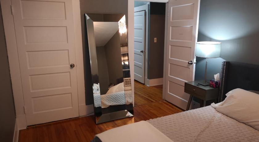 Room with King Bed in Shared 3 Bedroom Downtown photo