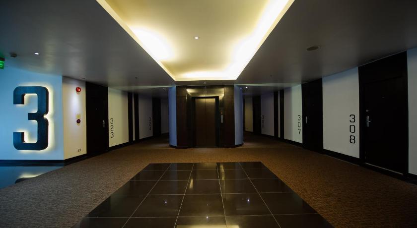 an empty room with a large mirror on the wall, Hotel Selection Pattaya (SHA Plus+) in Pattaya