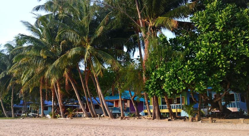 a beach with palm trees and palm trees, Mama O Chai Koh Tao in Ko Tao