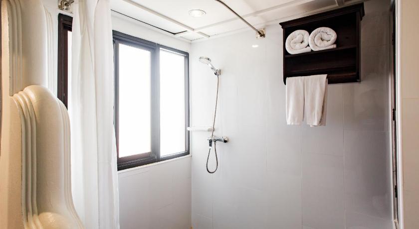 Image of Deluxe Triple Room 7