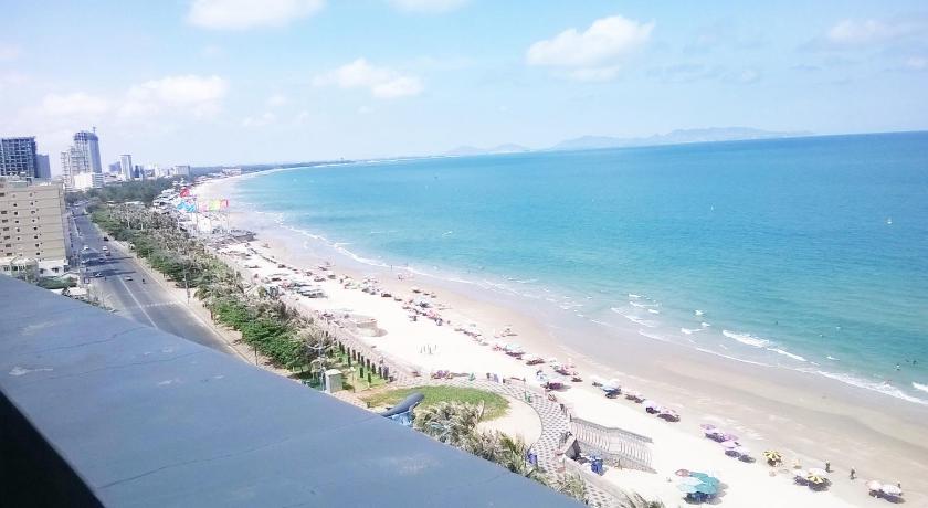 a beach with a lot of palm trees, Ocean Star Hotel in Vung Tau