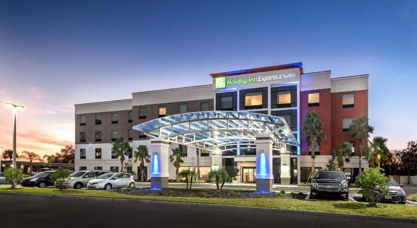 a large building with a clock on the front of it, Holiday Inn Express & Suites Lakeland South in Lakeland (FL)