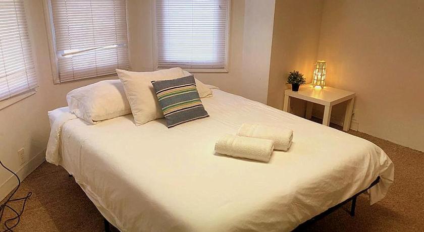 2 Bdrm 1 Bath Tv Wifi Close To Train Station Apartment