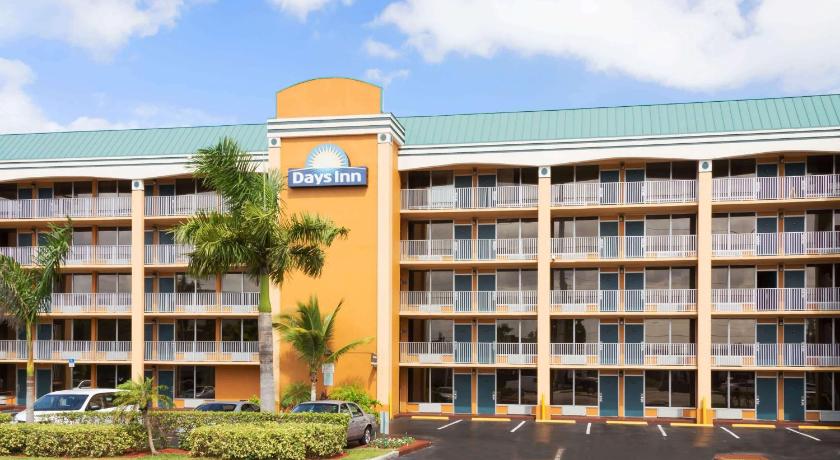 a large building with a clock on the front of it, Days Inn by Wyndham Fort Lauderdale-Oakland Park Airport N in Fort Lauderdale (FL)