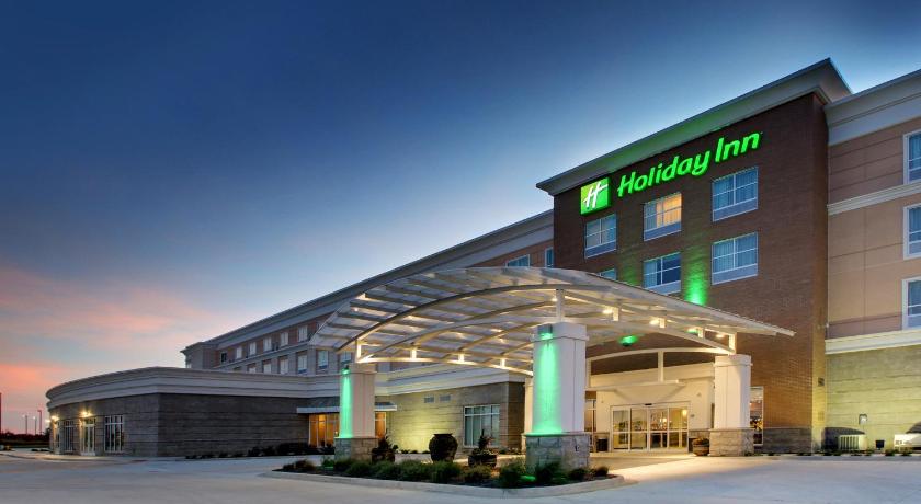 a large building with a clock on the front of it, Holiday Inn Peoria At Grand Prairie in Peoria (IL)