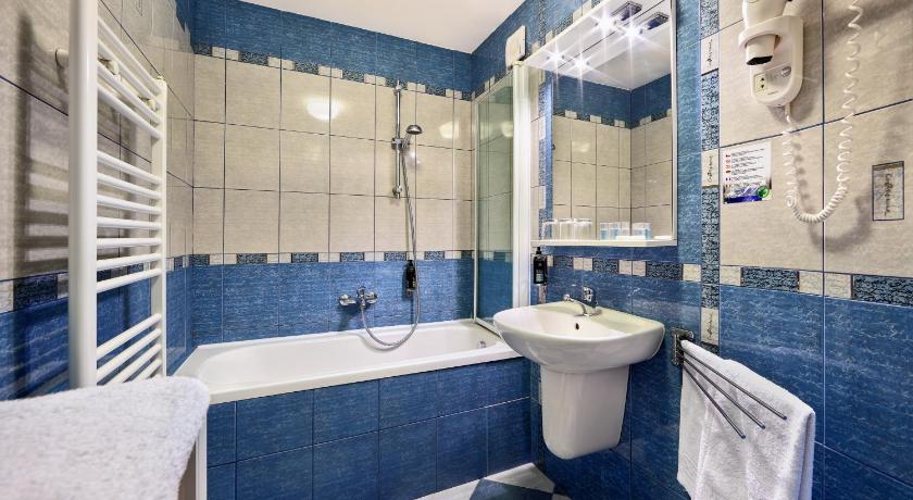 Image of Triple Room 2