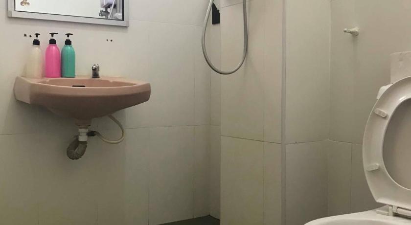 a bathroom with a toilet a sink and a shower, Lovy Johor Bahru Homestay with WiFi, 5min to Petrol and Shopping Mall in Johor Bahru