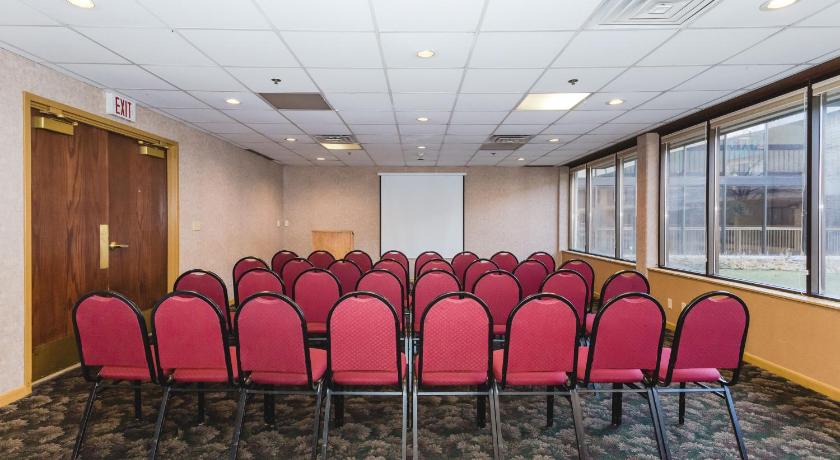 Ramada Hotel & Conference Center by Wyndham Plymouth