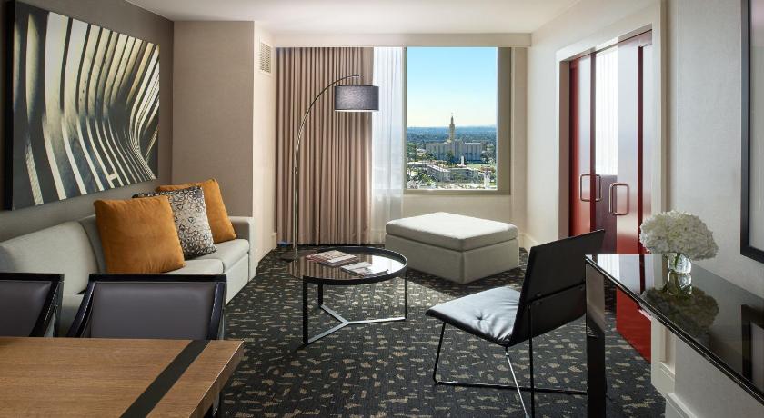 Immagine di 1 Bedroom Suite Living Area Skyline View 0