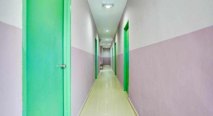 a hallway with a blue wall and a blue floor, OYO 89590 Hotel Foong Inn in Banting