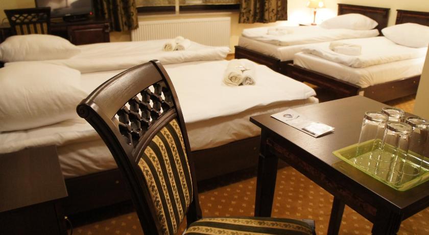 켄치에르진-코즐레 Dworska Elektrownia 2성급 호텔 스위트룸