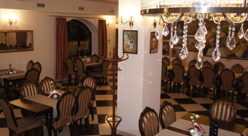 켄치에르진-코즐레 Dworska Elektrownia 2성급 호텔 레스토랑