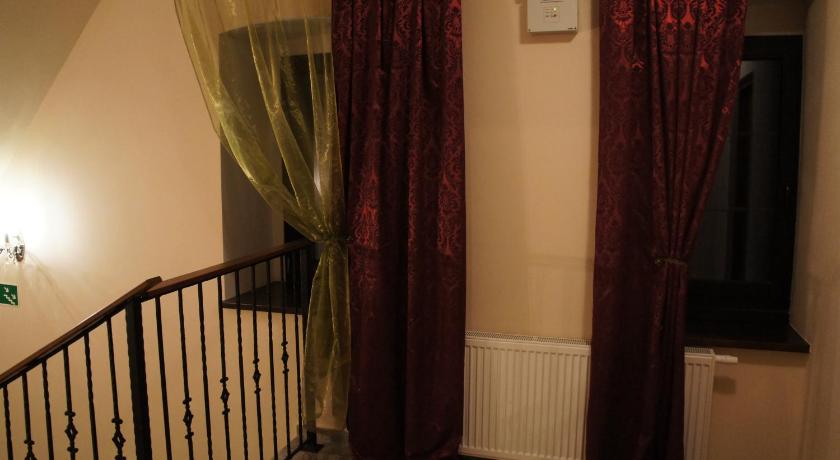 켄치에르진-코즐레 Dworska Elektrownia 2성급 호텔 스위트룸