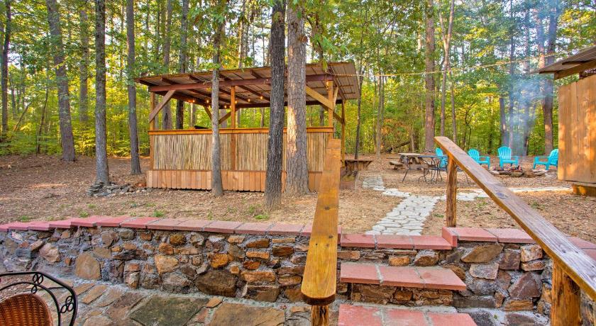 Oklahoma Cabin with Hot Tub by Broken Bow Lake! photo