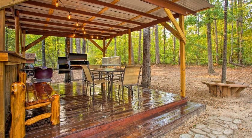 Oklahoma Cabin with Hot Tub by Broken Bow Lake! photo