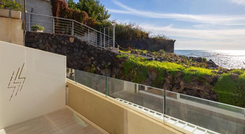 Фото: Трехместный номер с видом на море (Triple Room with Sea View) 1