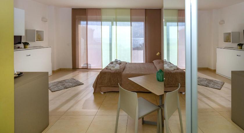 Фото: Двухместный номер с 1 кроватью, вид на море (Double Room with Sea View) 0