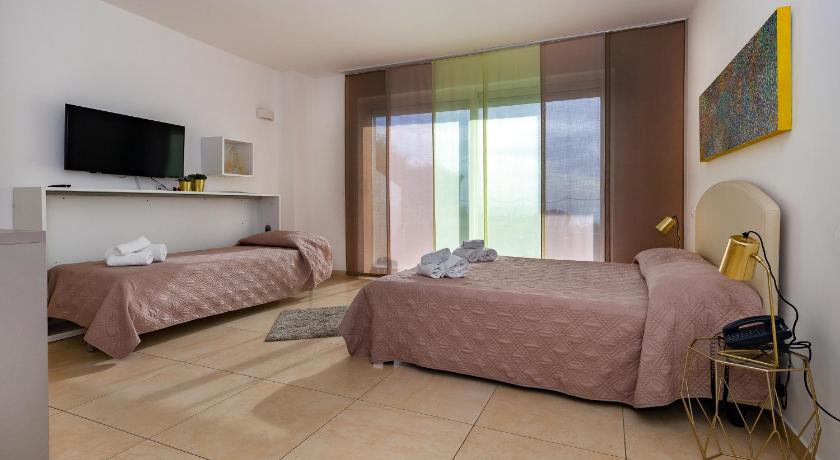 Фото: Трехместный номер с видом на море (Triple Room with Sea View) 0