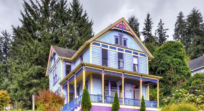 Astoria Painted Lady Historic Apt with River View! — Hotel in Astoria (OR)