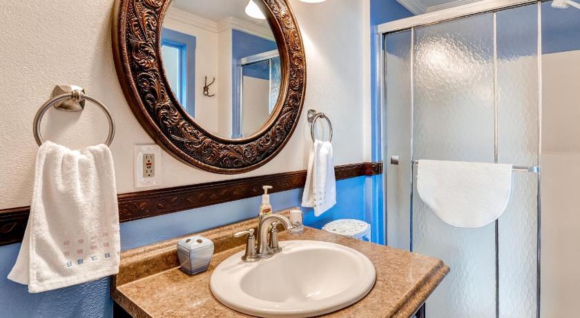 Astoria Painted Lady Historic Apt with River View! photo