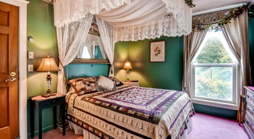 Astoria Painted Lady Historic Apt with River View! photo